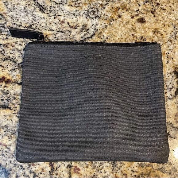 Tumi for Delta small cosmetic or toiletry bag - Picture 1 of 3